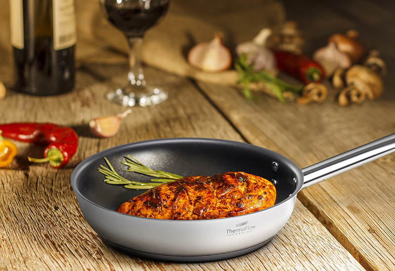 Moderne Kochtechnik, ohne dass die Speisen an der Oberfläche der Pfanne haften bleiben.