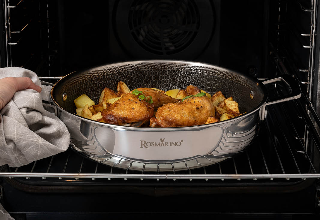 Makelloses Kochen ohne Anhaften von Lebensmitteln und kühlbleibende Griffe.