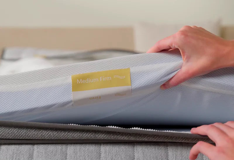 Passen Sie die Matratzenhärte Ihren Bedürfnissen an – mit dem wendbaren Topper.